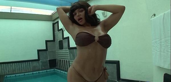  Pandhora, latina sexy sodomisée au bord de la piscine